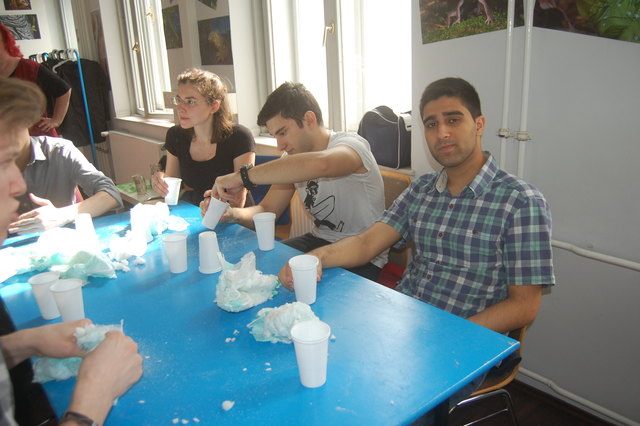 Die Schüler des 7. Klasse des Amerlinggymnasiums stellten aus dem Innenleben von Windeln Kunstschnee.