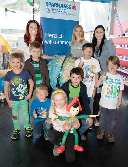 Verena Hellweger und Sylvia Hauser (beide Sparkasse Schwaz AG) und die Geschäftsführerin des Planetariums  Gabi Krieger freuten sich über regen Besuch am Sparkassentag im Planetarium | Foto: Foto: Sparkasse