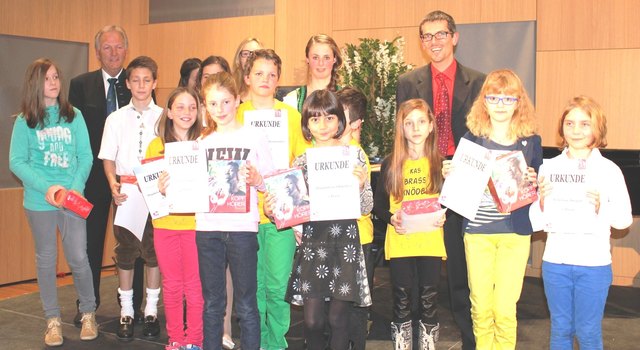 Prokurist Peter Kofler (Sparkasse Schwaz) gratulierte den Teilnehmern herzlich und überreichte schöne Geschenke | Foto: Sparkasse