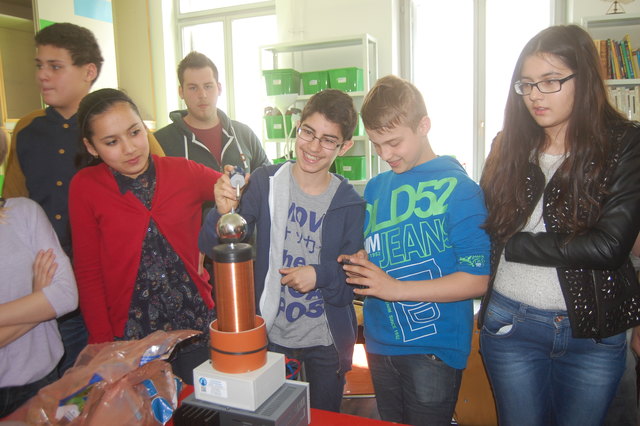 Die Schüler der 3. Klasse der Anton Sattler Gasse erzeugten an einer Tesla-Spule kleine Blitze.