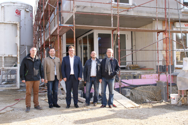 Bei der Gleichenfeier (v.l.): Roland Mitterlehner, Bundesrat Hermann Brückl, Arev-Geschäftsführer, Baumeister Claus Pargfrieder, Helmut Zaglmaier, Architekt Harald Zaunrith. | Foto: Doms