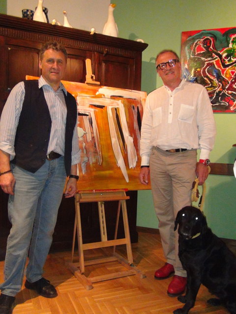 Kirchenwirt Hans Walch (li.) stellt bis 2. Juni 2014 Werke von Franz Gerhard Lambauer aus.