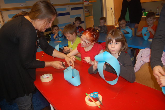 Für die 2. Klasse der OVS Anton Baumgartner Straße stand Topologie - ein Teilgebiet der Mathematik - auf dem Programm, inklusive Basteln einer Möbiusschleife.