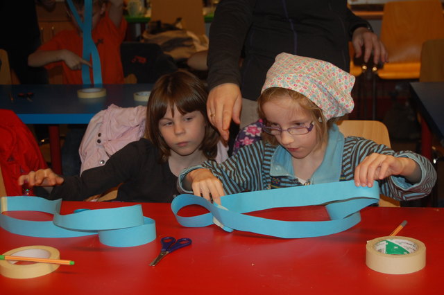 Für die 2. Klasse der OVS Anton Baumgartner Straße stand Topologie - ein Teilgebiet der Mathematik - auf dem Programm, inklusive Basteln einer Möbiusschleife.