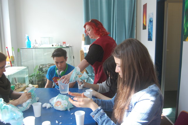 Die Schüler des 7. Klasse des Amerlinggymnasiums stellten aus dem Innenleben von Windeln Kunstschnee.