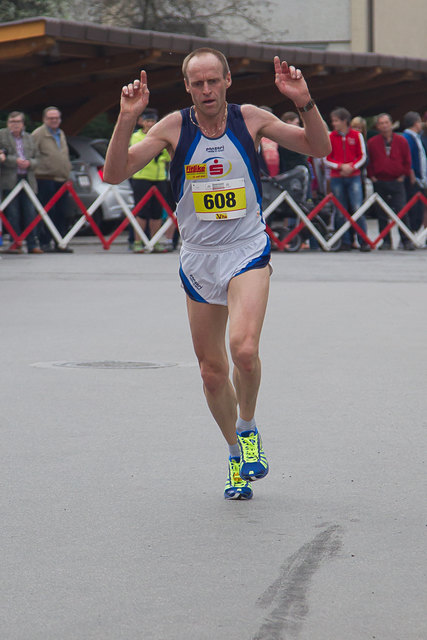 Wolfgang Wallner lief als Erster beim Hauptlauf über die Ziellinie und jubelte. | Foto: privat