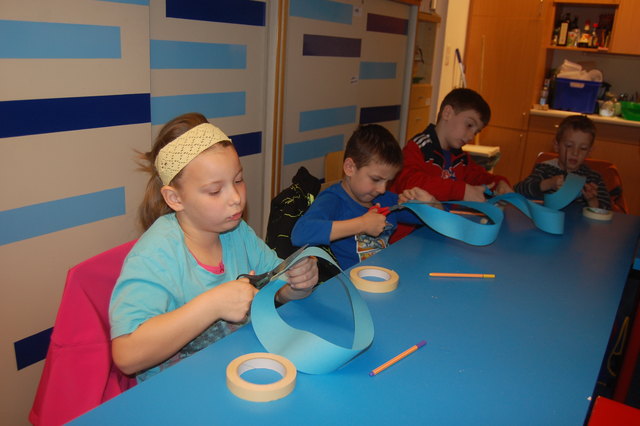 Für die 2. Klasse der OVS Anton Baumgartner Straße stand Topologie - ein Teilgebiet der Mathematik - auf dem Programm, inklusive Basteln einer Möbiusschleife.