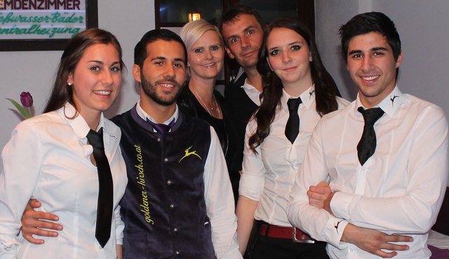 Andi und Sonja Brandtner mit ihrem Team vom Goldenen Hirschen. "Wir kombinieren Lifestyle mit Tradition. Bei uns gibt es nur Hausgemachtes."