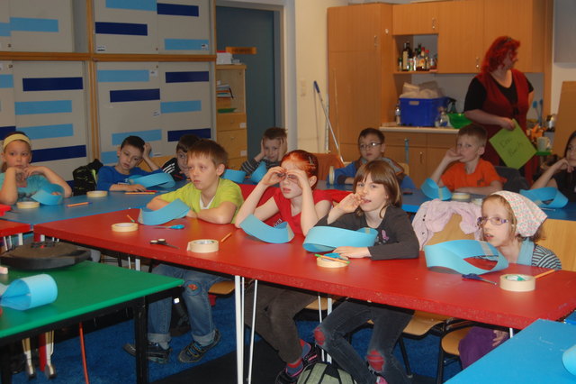 Für die 2. Klasse der OVS Anton Baumgartner Straße stand Topologie - ein Teilgebiet der Mathematik - auf dem Programm, inklusive Basteln einer Möbiusschleife.