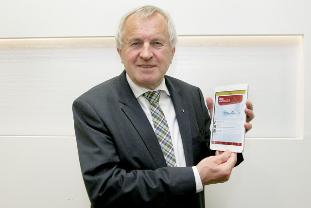 Franz Hiesl präsentiert die Familienkarten-App. | Foto: Land OÖ/Grilnberger