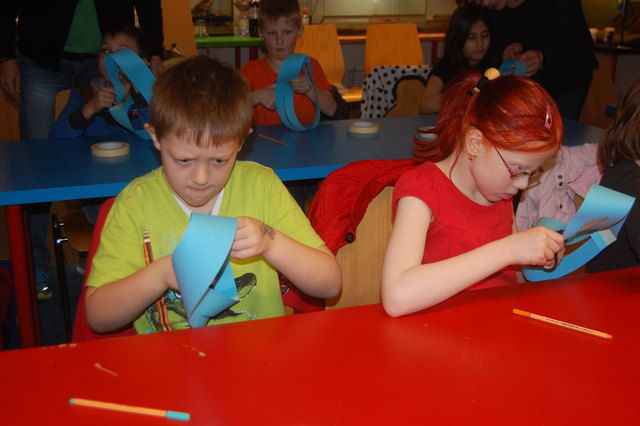 Für die 2. Klasse der OVS Anton Baumgartner Straße stand Topologie - ein Teilgebiet der Mathematik - auf dem Programm, inklusive Basteln einer Möbiusschleife.