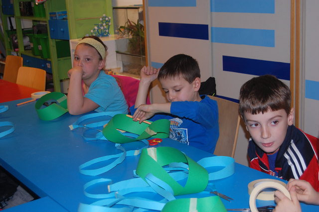 Für die 2. Klasse der OVS Anton Baumgartner Straße stand Topologie - ein Teilgebiet der Mathematik - auf dem Programm, inklusive Basteln einer Möbiusschleife.