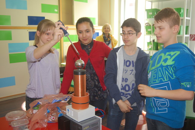 Die Schüler der 3. Klasse der Anton Sattler Gasse erzeugten an einer Tesla-Spule kleine Blitze.