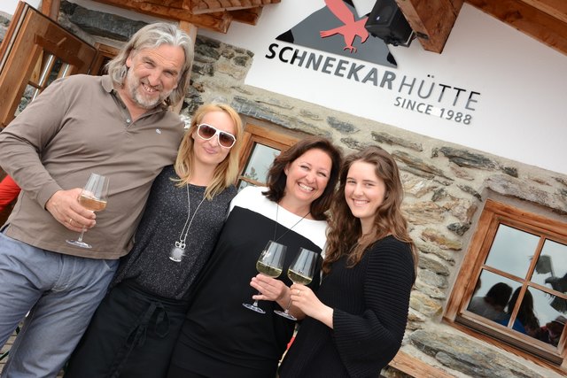 Auf der Schneekarhütte hilft die ganze Familie zusammen: Sepp, Mara, Aloisia und Philomena Bair stießen auf den gemeinsamen Erfolg an.