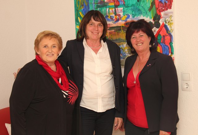 NR Giesela Wurm (Mi.) gratulierte Brigitte Trötzmüller (li.) und Helga Fink. | Foto: SPÖ/Hitthaler