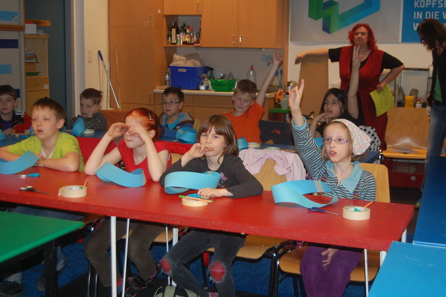 Für die 2. Klasse der OVS Anton Baumgartner Straße stand Topologie - ein Teilgebiet der Mathematik - auf dem Programm, inklusive Basteln einer Möbiusschleife.