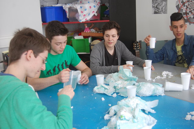 Die Schüler des 7. Klasse des Amerlinggymnasiums stellten aus dem Innenleben von Windeln Kunstschnee.