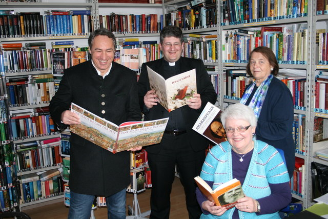 Bgm. Josef Schmidl-Haberleitner, Stadtpfarrer Mag. Georg Herberstein und Bibliothekarin Mag. Ulrike Strolz, im Vordergrund Bibliothekarin Maria Trimmel | Foto: privat
