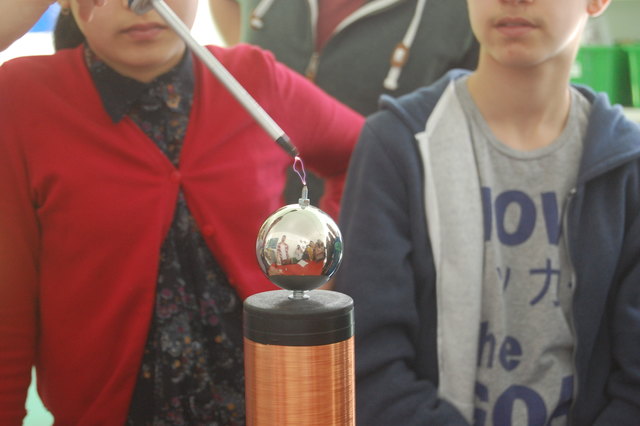 Die Schüler der 3. Klasse der Anton Sattler Gasse erzeugten an einer Tesla-Spule kleine Blitze.