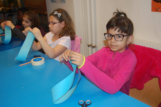 Für die 2. Klasse der OVS Anton Baumgartner Straße stand Topologie - ein Teilgebiet der Mathematik - auf dem Programm, inklusive Basteln einer Möbiusschleife.