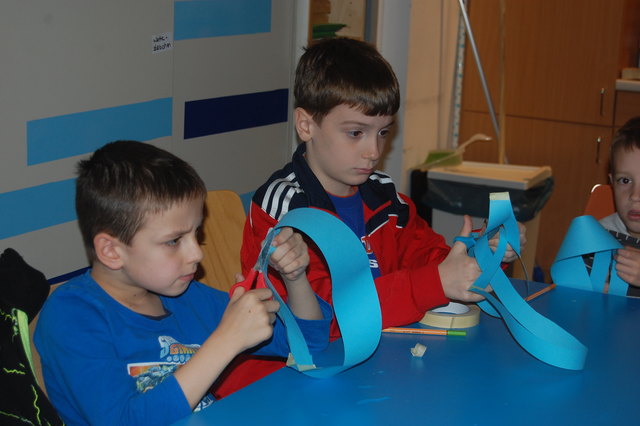 Für die 2. Klasse der OVS Anton Baumgartner Straße stand Topologie - ein Teilgebiet der Mathematik - auf dem Programm, inklusive Basteln einer Möbiusschleife.