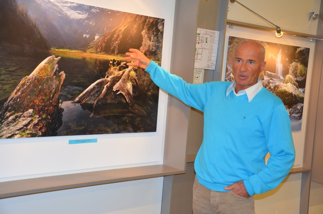 Fotokünstler Ferdinand Rieder erklärt, wie er die wunderbare Herbststimmung im Nationalpark eingefangen hat.   Foto: Robert Kalss