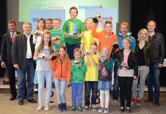 Die Sieger der Kinderklassen mit Bezirksreferent Josef Juffinger, den Trainern Uli Steiner und Mike Klieber, Skicrosser Thomas Zangerl und den Sparkassen-Vertretern Mag. Alois Loder und Manfred Gasser. | Foto: Nageler