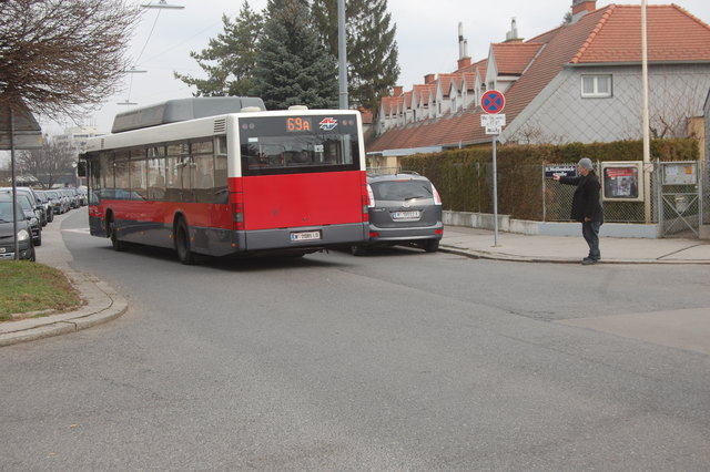 Vor Kurzem ging es sich für den Bus nicht aus, er kranchte in ein parkendes Auto.