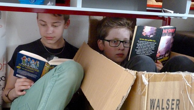 Wohin sich Oliver und Matthias beim Lesen zurückziehen, möge den beiden selbst überlassen bleiben ...