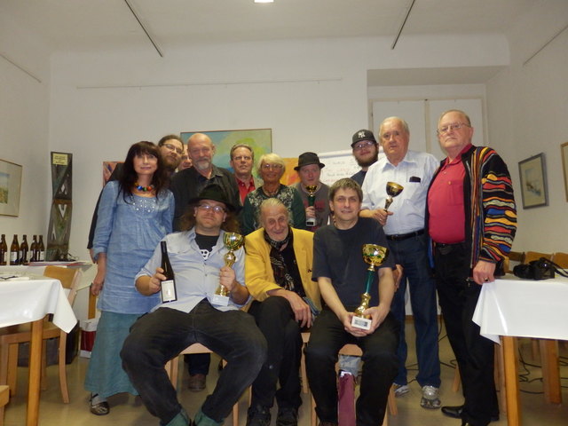Jimi Lend, Slammaster Günther "Tschif" WIndisch, Sieger Andi Plammer, dahinter: Monika Krakow-Neumayer, Klaus Bergmaier, Franz Schlacher, Reiner Tiefenbacher, Wolfgang Mahrer, Renate Lind, Andi Pianka, Hannes Krauße, Gerhard Spanring, Franz Kral | Foto: Foto: privat