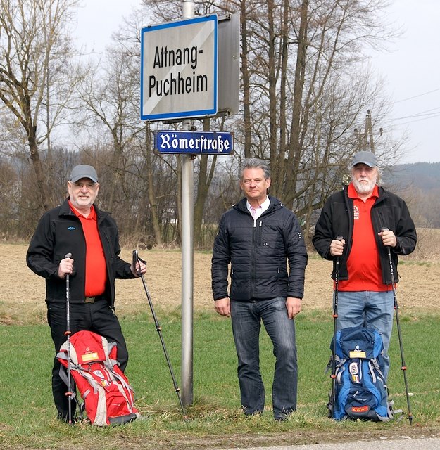 Bürgermeister Peter Groiß (Mitte) wünscht Helmut Kapeller (l.) und Walter Kutscher für ihren Fußmarsch alles Gute. | Foto: privat