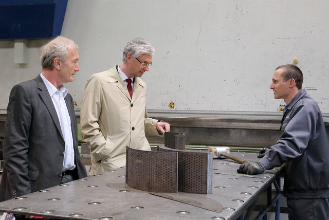 Michael Strugl (Mitte) mit Friedrich Pesendorfer bei der Firma Inocon Industrial Plants. | Foto: Land OÖ/Kraml