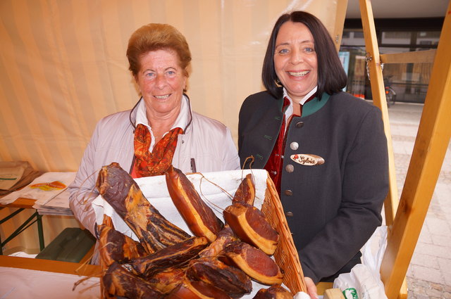 Elli Eder und Sylvia Voithofer mit feinsten Speck-Spezialiäten vom Obergrünbichl in Wiesing bei Saalfelden. Auch Würstl und Knödelvariationen werden angeboten.