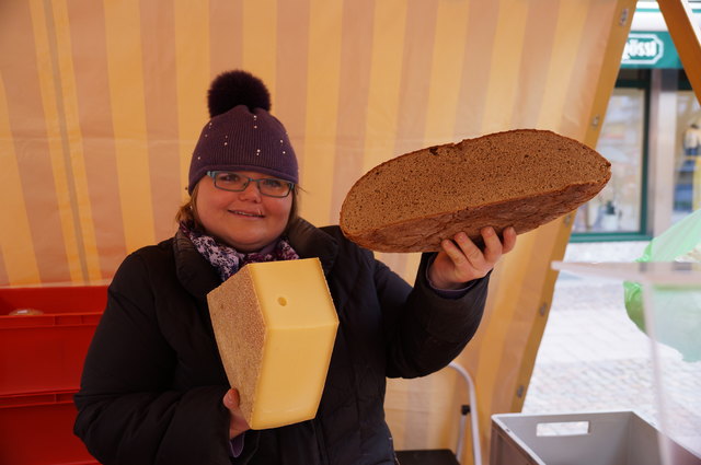Tanja Schreder mit frischgebackenem Brot und gschmackigem Käse.