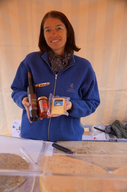 Michaela Hinterseer mit Produkten von Siegfried Herzog: Schnaps, Fruchtaufstrich und Käse.