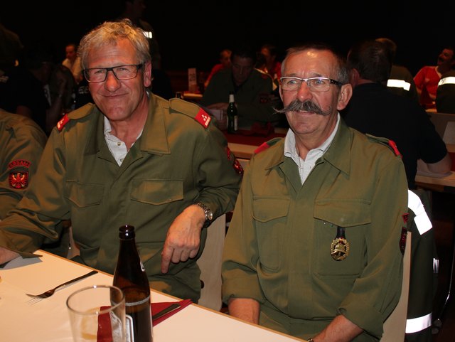 Klaus und Reinhold von der Absamer Feuerwehr bei gemeinsamen Abendessen.