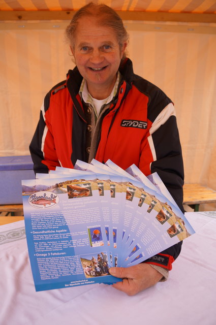 Sepp Breitfuß vom Hecherhof ist am Wochenmarkt mit seinem Alpenlachs vertreten - beim BB-Besuch war die Spezialität bereits restlos ausverkauft.