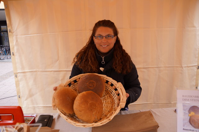 Edith Gassner (Lauferbauer Piesendorf) mit Bauernbrot und Sonnenblumenbrot aus dem Steinbackofen