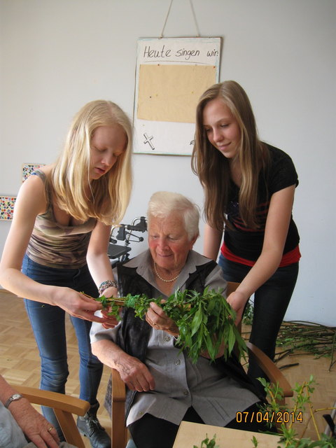 Palmbuschen binden standam Beginn und zum Ende des Projekts auf dem Plan. | Foto: Foto: KK