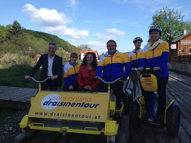Bürgermeister von Oberpullendorf LAbg. Rudolf Geißler, Kristina Grainer von der Draisinentour, Tourismuslandesrätin Mag. Michaela Resetar, Geschäftsführer der Draisinentour Günther Glöckl, Waltraud Strobl und Petra Amminger mit einer Fahrraddraisine und Segways bei der Draisinentour-Station "Das Magazin" in Stoob.
