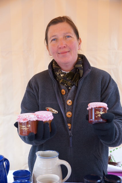 Lisi Hutter wurde vom Stadtmarketing damit beauftragt den Stand vom Hofladen Augut (Zell am See) zu betreuen. Geboten werden feinste regionale Produkte von Ingeborg Pichler.