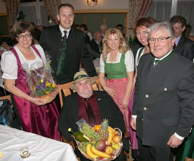 Gattin Gertraud Waldl, ÖVP-Geschäftsführer Christian Mader, Christl Hüttmayr, LAbg. Michaela Langer-Weninger und Anton Hüttmayr (v.l.) mit Jubilar Willi Waldl im Gartensessel. | Foto: ÖVP