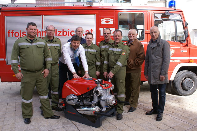 Die Übergabe: Gerhard Santer, Johannes Trojer, Gerhard Pirih, Karl Tollschein, Martin Tidl, Dietmar Lesacher, Anton Matschek, Herbert Haupt und Bertold Uggowitzer (v.l.) | Foto: eggspress