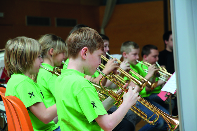 Das Jugendblasmusikorchester der Trachtenmusikkapelle Trautmannsdorf spielte für die ausgezeichneten Prüflinge auf.