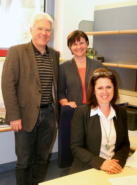 Freuen sich über mehr Bürgerfreundlichkeit durch den "Baby-Servicepoint": Bgm. Siegmund Geiger, GF Beate Zangerl und Standesbeamtin Karin Ofner. | Foto: Krankenhaus Zams