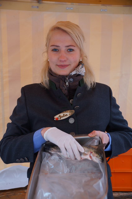 Julia Willberger vom Ennsmanngut in Unken hatte feinste regionale Fischspezialitäten dabei.