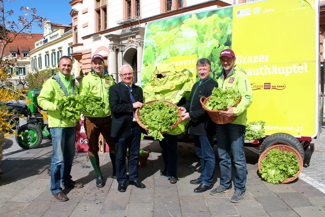 LAbg. Hubert Lang und Kammerobmann Johann Reisinger begrüßten den Grazer Krauthäuptel.