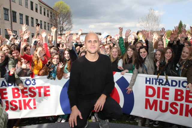 Pop-Star Milow posierte nach seinem Ö3-Schulhofkonzert vor den jubelnden BORG-Schülern in Oberndorf.