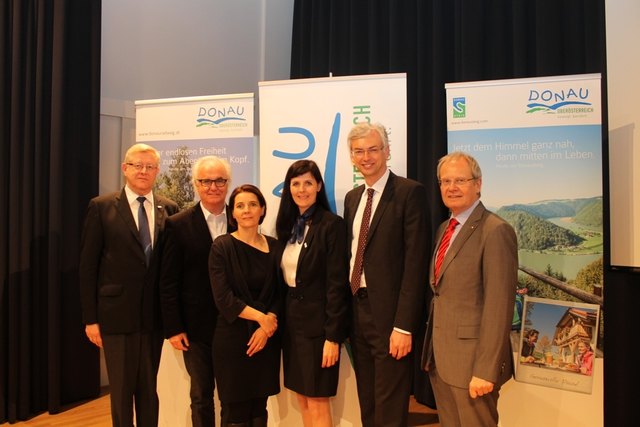 Friedrich Bernhofer (Vorsitzender Donau Oberösterreich), KommR Manfred Grubauer (Vorsitzender Linz Tourismus), Daniela Schily (Leiterin des GIZ Regionalvorhabens zur Förderung des Donauraums, Vorstandsmitglied des Donaukompetenzzentrums), Petra Riffert (Geschäftsführerin WGD Tourismus GmbH), Dr. Michael Strugl (Wirtschafts- und Tourismuslandesrat Oberösterreich), Mag. Karl Pramendorfer (Vorstand OÖ Tourismus) | Foto: WGD Tourismus GmbH