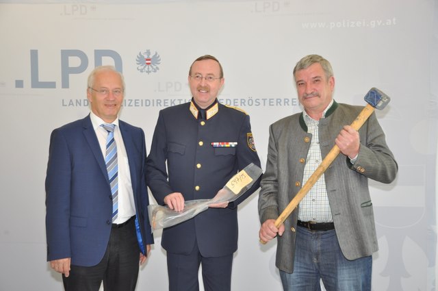 Fahdungserfolg: Brigadier Franz Polzer (Leiter des LKA NÖ), Landespolizeidirektor HR Dr. Franz Prucher und Chefinspektor Josef Grasel (Leiter  Ermittlungsbereiches Diebstahl). | Foto: LKA NÖ